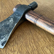 Cargar imagen en el visor de la galería, Hacha Tomahauk custom de Nil Fonseré, Tiger Maple con motivos tribales