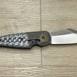 Cargar imagen en el visor de la galería, Navaja Gitano Gen 2, edición única, customizada a mano Por Gudy Van Poppel, Fat Carbon/Magnacut/ Titanio