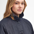 Cargar imagen en el visor de la galería, Chaqueta encerada Barbour Beadnell para mujer color AZUL Navy