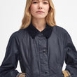 Cargar imagen en el visor de la galería, Chaqueta encerada Barbour Beadnell para mujer color AZUL Navy