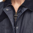 Cargar imagen en el visor de la galería, Chaqueta encerada Barbour Beadnell para mujer color AZUL Navy