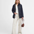 Cargar imagen en el visor de la galería, Chaqueta encerada Barbour Beadnell para mujer color AZUL Navy