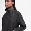 Cargar imagen en el visor de la galería, Chaqueta encerada Barbour Beadnell para mujer color verde Oliva (Classic)