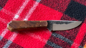 Cuchillo custom “Tanatos Bowie” de Nil Fonseré, cachas Coffin Handle Madera de Amboina