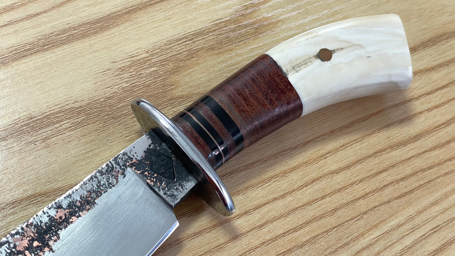 Cuchillo forjado  “Cowboy Bowie” de Nil Fonsere, con cuero, colmillo de facochero y gemelo a conjunto