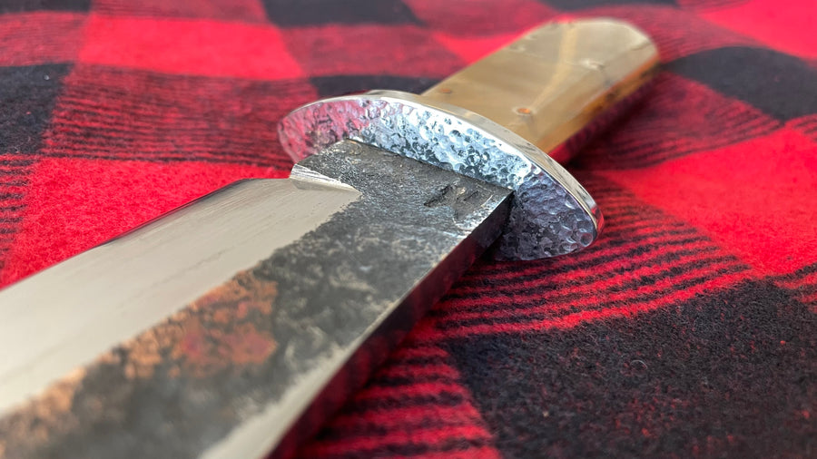 Cuchillo Custom “Southern Bowie” Nil Fonsere, cachas ataúd en carnero