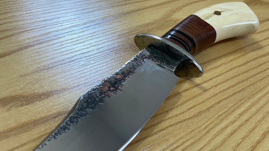 Cuchillo forjado  “Cowboy Bowie” de Nil Fonsere, con cuero, colmillo de facochero y gemelo a conjunto