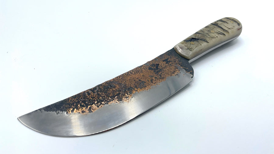 Cuchillo Period Knives Nil Fonsere, cachas carnero y acero O1 con salpicaduras de cobre.