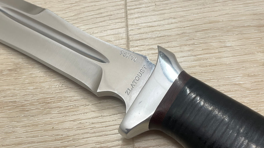 Cuchillo Zlatoust modelo “Korsar” en mango de cuero y funda multiuso en piel