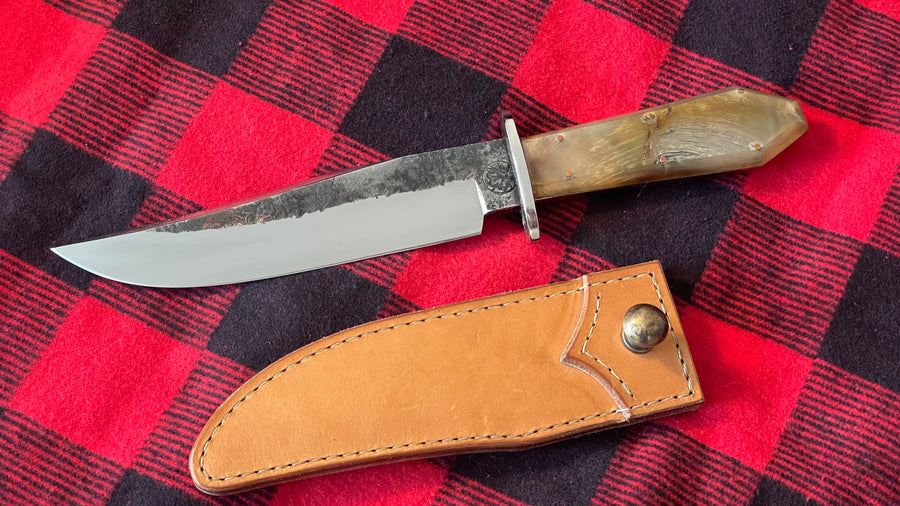 Cuchillo Custom “Southern Bowie” Nil Fonsere, cachas ataúd en carnero