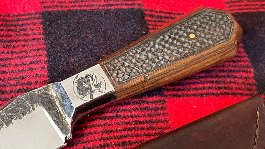 Cuchillo Custom “Tanatos Bowie” Nil Fonseré en retama texturizada