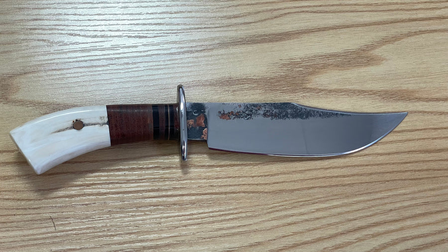Cuchillo forjado  “Cowboy Bowie” de Nil Fonsere, con cuero, colmillo de facochero y gemelo a conjunto