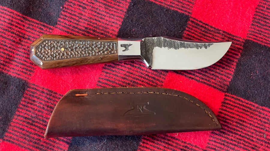 Cuchillo Custom “Tanatos Bowie” Nil Fonseré en retama texturizada