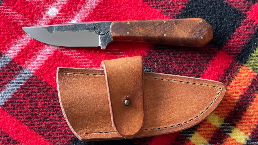 Cuchillo custom “Tanatos Bowie” de Nil Fonseré, cachas Coffin Handle Madera de Amboina