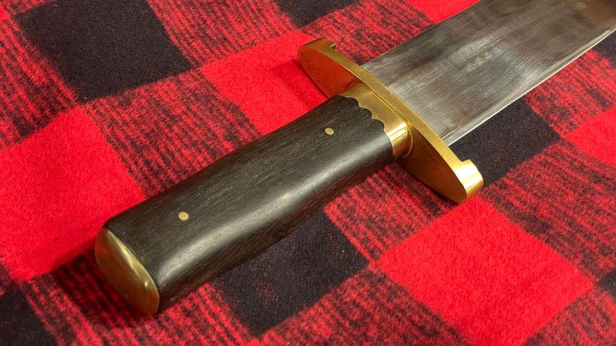 Cuchillo Bowie “Iron Mistress”de Joan Pérez con guarda doble en latón y granadillo.