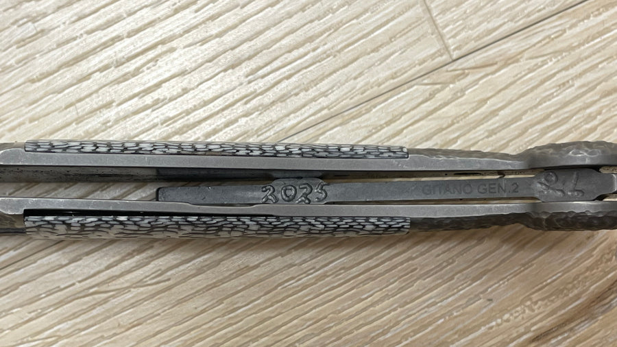 Navaja Gitano Gen 2, edición única, customizada a mano Por Gudy Van Poppel, Fat Carbon/Magnacut/ Titanio
