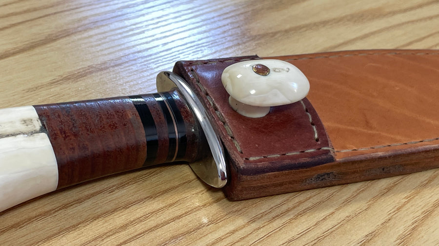 Cuchillo forjado  “Cowboy Bowie” de Nil Fonsere, con cuero, colmillo de facochero y gemelo a conjunto
