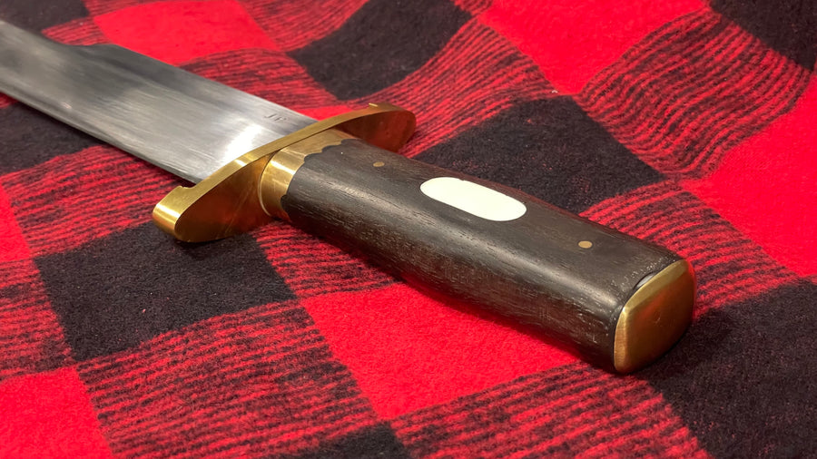 Cuchillo Bowie “Iron Mistress”de Joan Pérez con guarda doble en latón y granadillo.