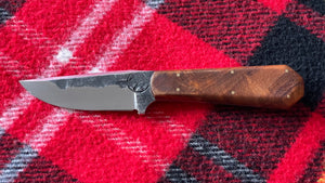 Cuchillo custom “Tanatos Bowie” de Nil Fonseré, cachas Coffin Handle Madera de Amboina