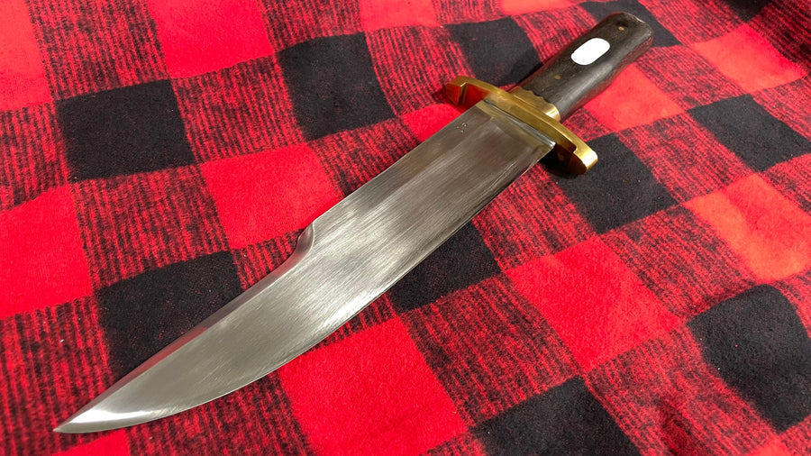 Cuchillo Bowie “Iron Mistress”de Joan Pérez con guarda doble en latón y granadillo.