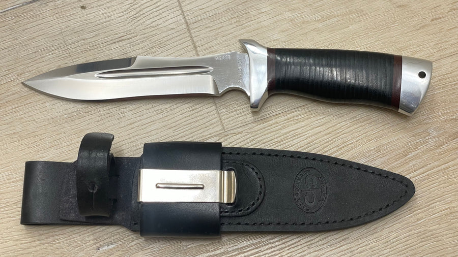 Cuchillo Zlatoust modelo “Korsar” en mango de cuero y funda multiuso en piel