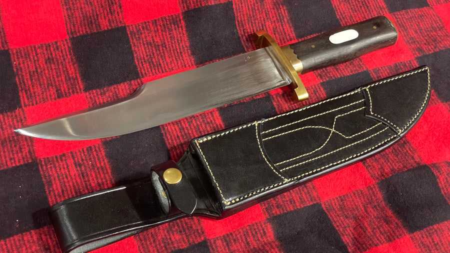 Cuchillo Bowie “Iron Mistress”de Joan Pérez con guarda doble en latón y granadillo.