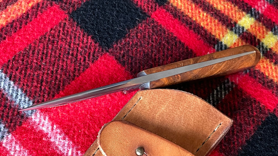 Cuchillo custom “Tanatos Bowie” de Nil Fonseré, cachas Coffin Handle Madera de Amboina