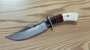 Cuchillo forjado  “Cowboy Bowie” de Nil Fonsere, con cuero, colmillo de facochero y gemelo a conjunto