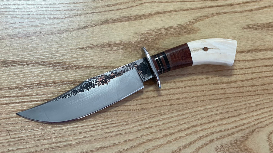 Cuchillo forjado  “Cowboy Bowie” de Nil Fonsere, con cuero, colmillo de facochero y gemelo a conjunto
