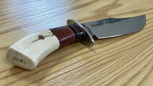 Cuchillo forjado  “Cowboy Bowie” de Nil Fonsere, con cuero, colmillo de facochero y gemelo a conjunto