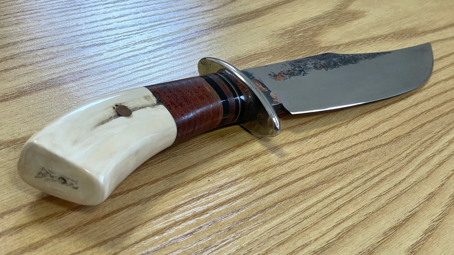 Cuchillo forjado  “Cowboy Bowie” de Nil Fonsere, con cuero, colmillo de facochero y gemelo a conjunto
