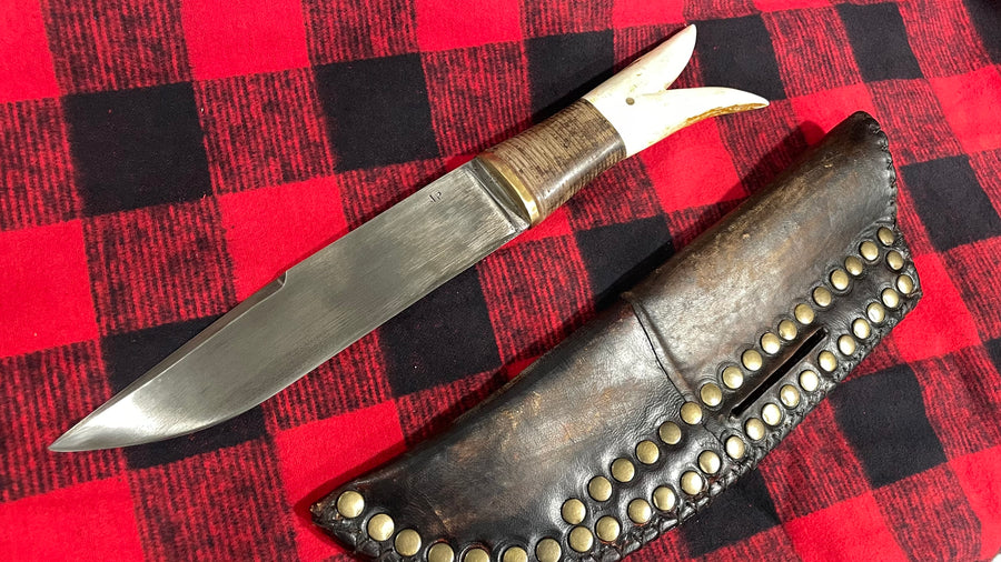 Cuchillo Custom Period Tristan de “Leyendas de Pasión” por Joan Pérez
