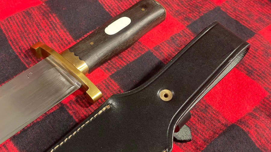 Cuchillo Bowie “Iron Mistress”de Joan Pérez con guarda doble en latón y granadillo.