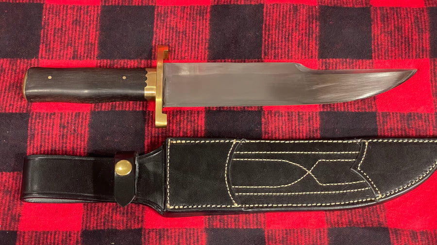 Cuchillo Bowie “Iron Mistress”de Joan Pérez con guarda doble en latón y granadillo.