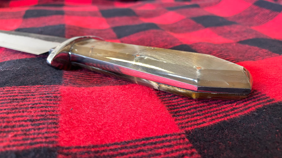 Cuchillo Custom “Southern Bowie” Nil Fonsere, cachas ataúd en carnero
