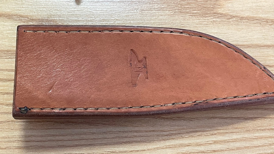 Cuchillo forjado  “Cowboy Bowie” de Nil Fonsere, con cuero, colmillo de facochero y gemelo a conjunto