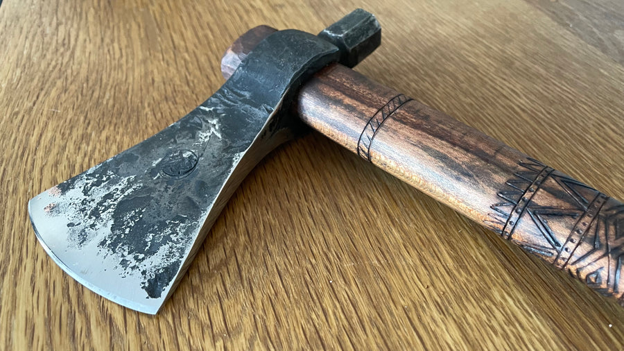 Hacha Tomahauk custom de Nil Fonseré, Tiger Maple con motivos tribales