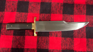 Cuchillo Bowie “Iron Mistress”de Joan Pérez con guarda doble en latón y granadillo.
