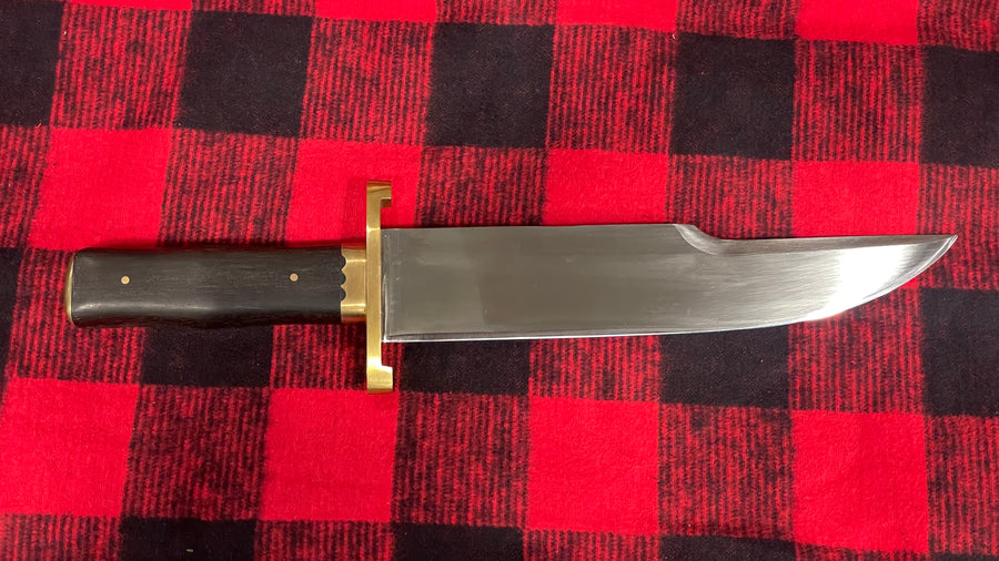 Cuchillo Bowie “Iron Mistress”de Joan Pérez con guarda doble en latón y granadillo.