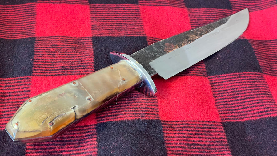 Cuchillo Custom “Southern Bowie” Nil Fonsere, cachas ataúd en carnero