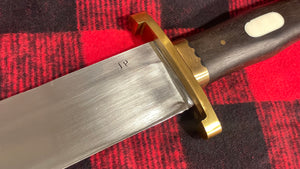 Cuchillo Bowie “Iron Mistress”de Joan Pérez con guarda doble en latón y granadillo.
