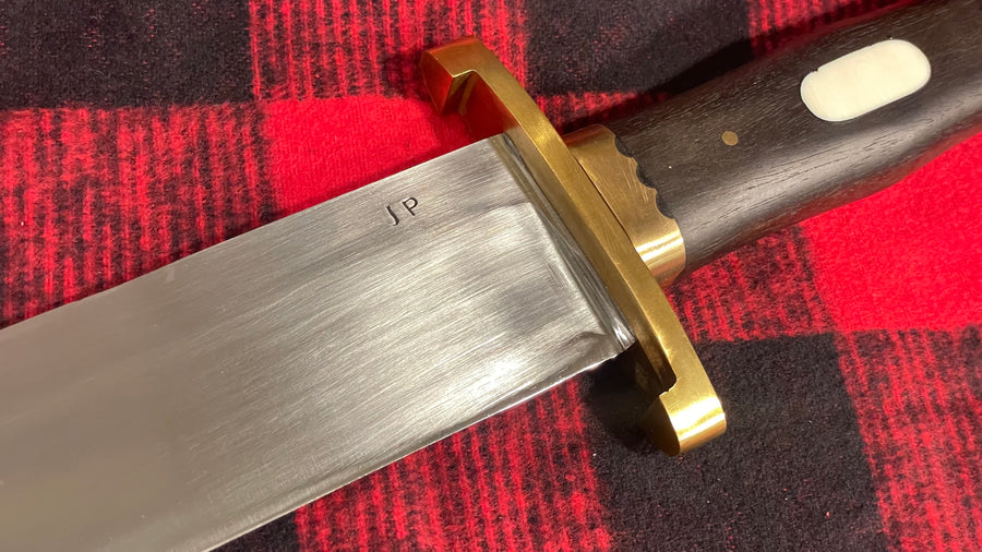 Cuchillo Bowie “Iron Mistress”de Joan Pérez con guarda doble en latón y granadillo.