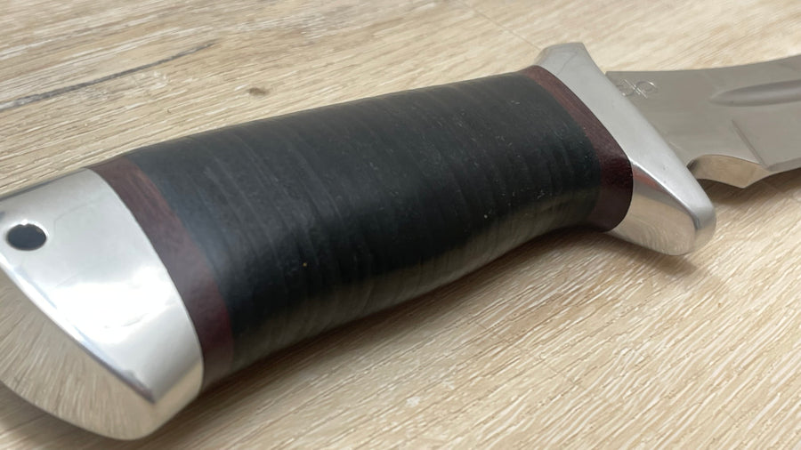 Cuchillo Zlatoust modelo “Korsar” en mango de cuero y funda multiuso en piel