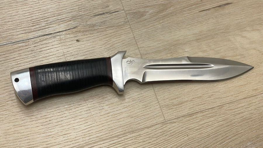 Cuchillo Zlatoust modelo “Korsar” en mango de cuero y funda multiuso en piel