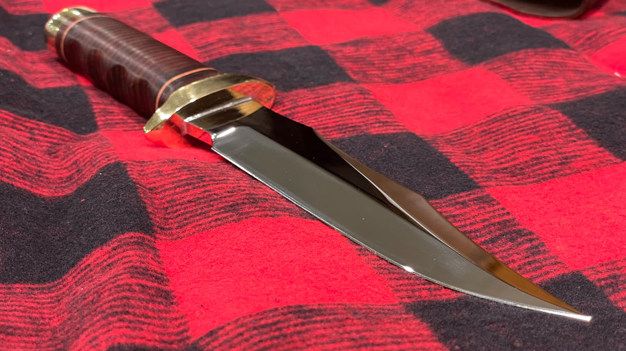 Cuchillo Custom Sog Mac V  de Paco Margarit, cuero y latón