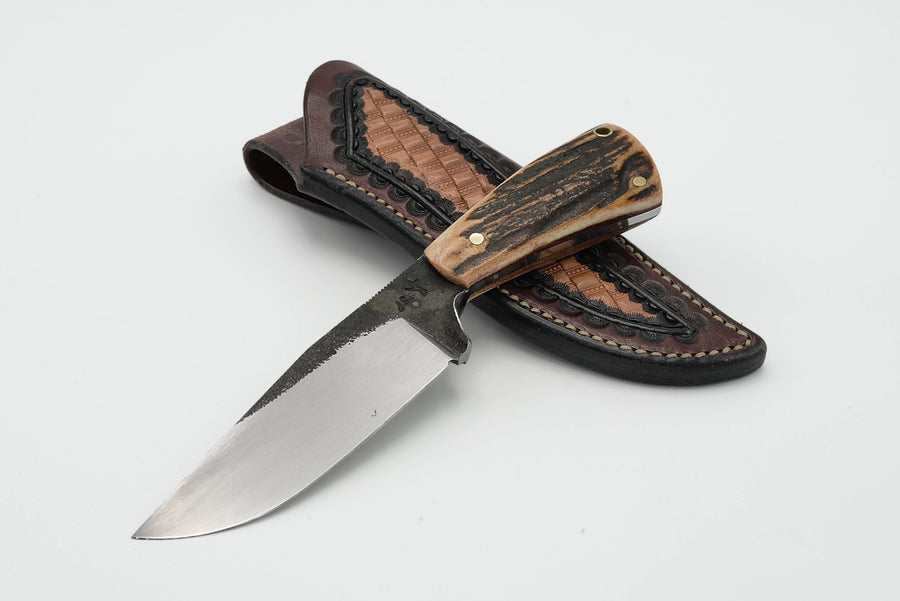 Cuchillo Custom Guillermo Garcimonte modelo Hunter, en cachas Sambar Ambar