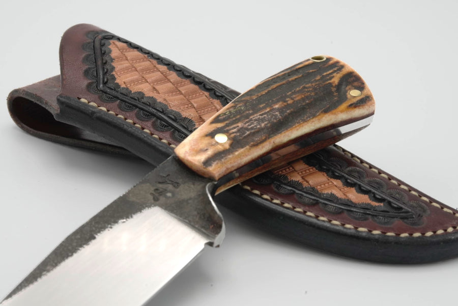 Cuchillo Custom Guillermo Garcimonte modelo Hunter, en cachas Sambar Ambar