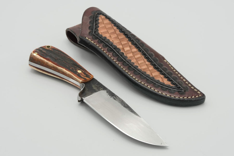 Cuchillo Custom Guillermo Garcimonte modelo Hunter, en cachas Sambar Ambar